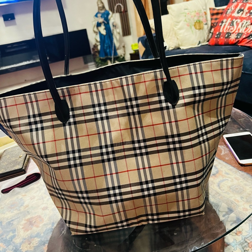 Burberry  L tote bag with zipper Authentic